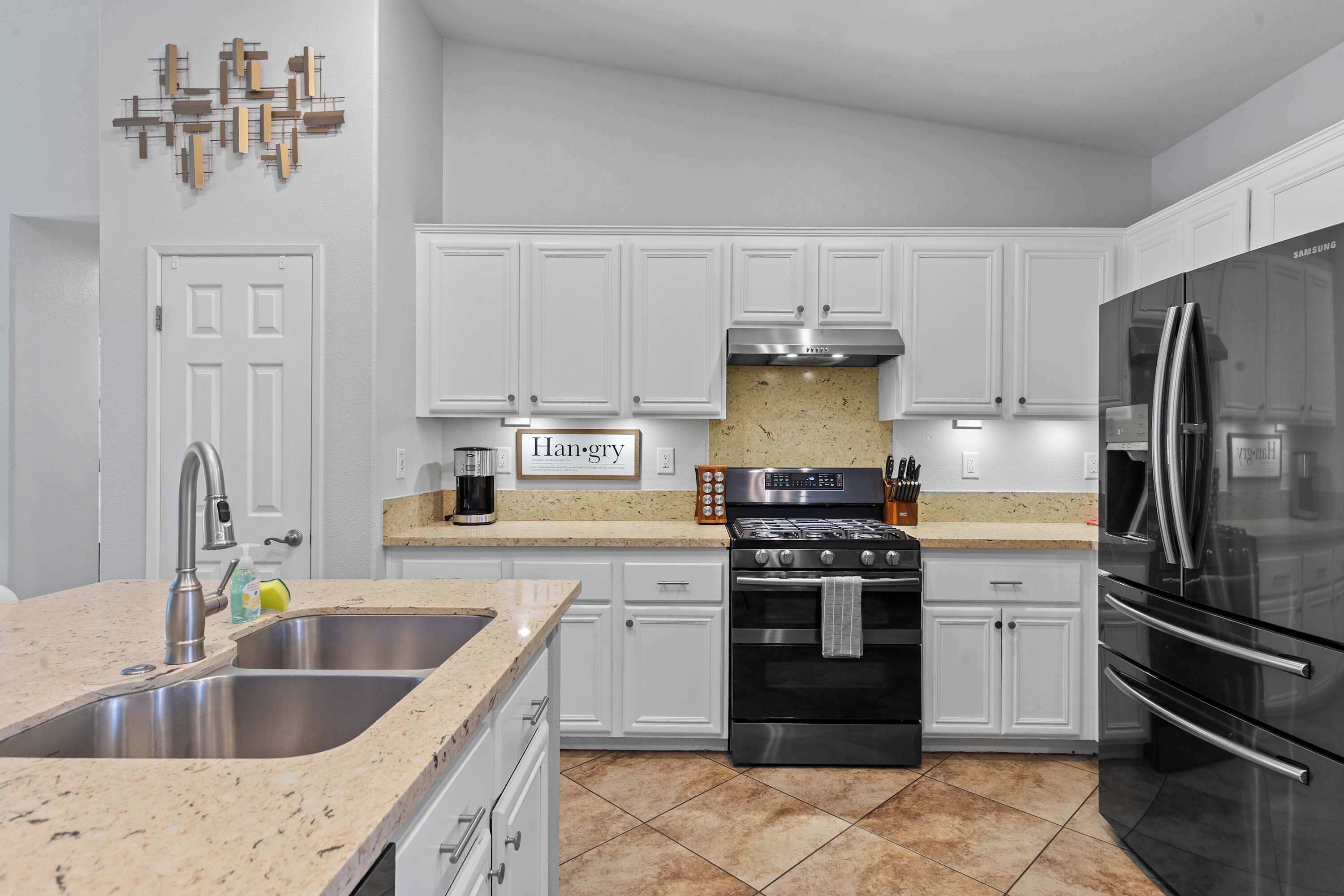 Refrigerador, microondas, horno y parrilla de estufa 