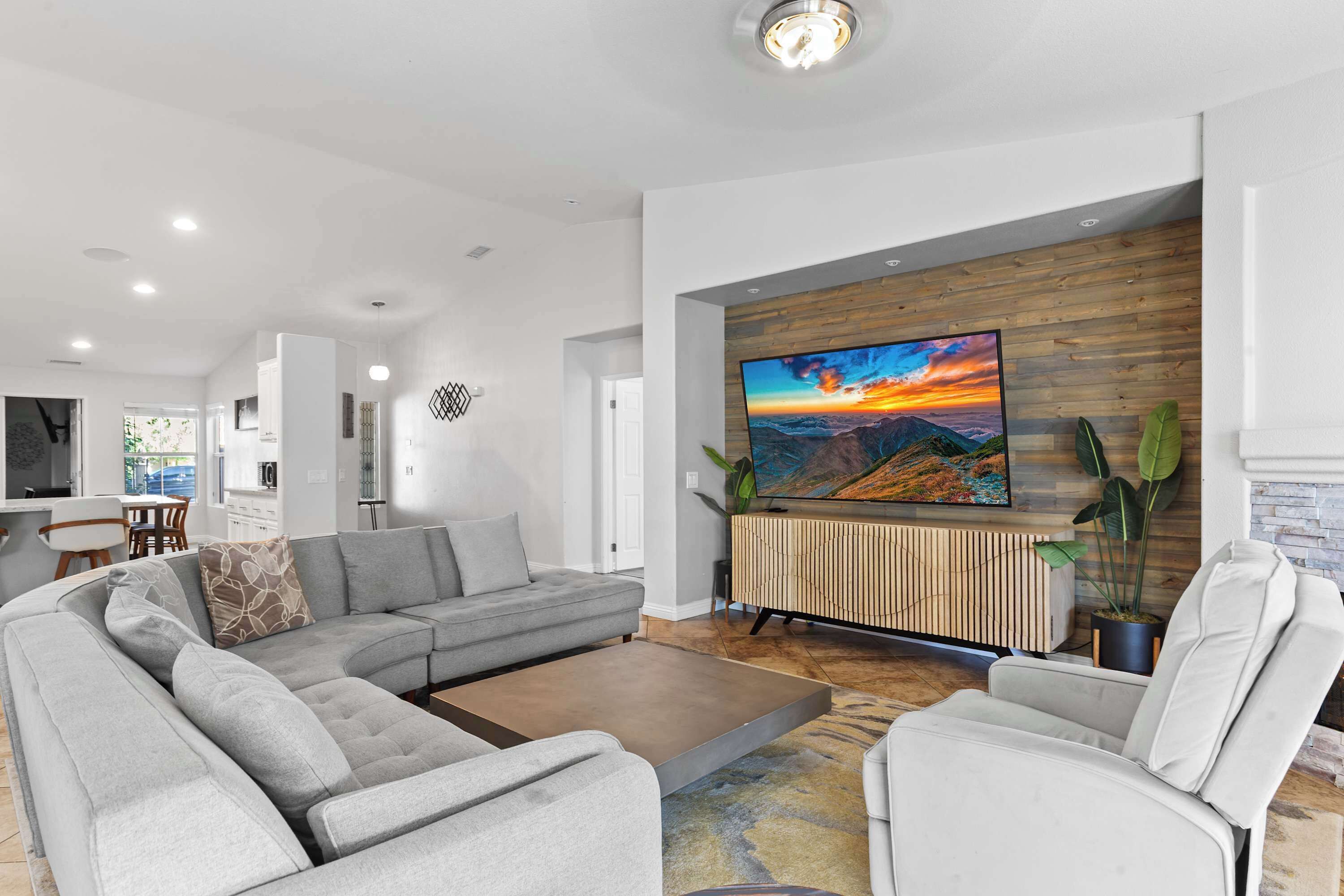 Televisión, estéreo y oficina 