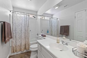 Douche, séchoir à cheveux, serviettes fournies