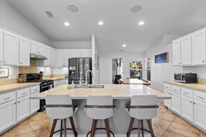 Fridge, microwave, oven, stovetop - The Deserts Best Kept Secret by Navigate Stays (Indio)