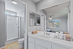 Douche, séchoir à cheveux, serviettes fournies