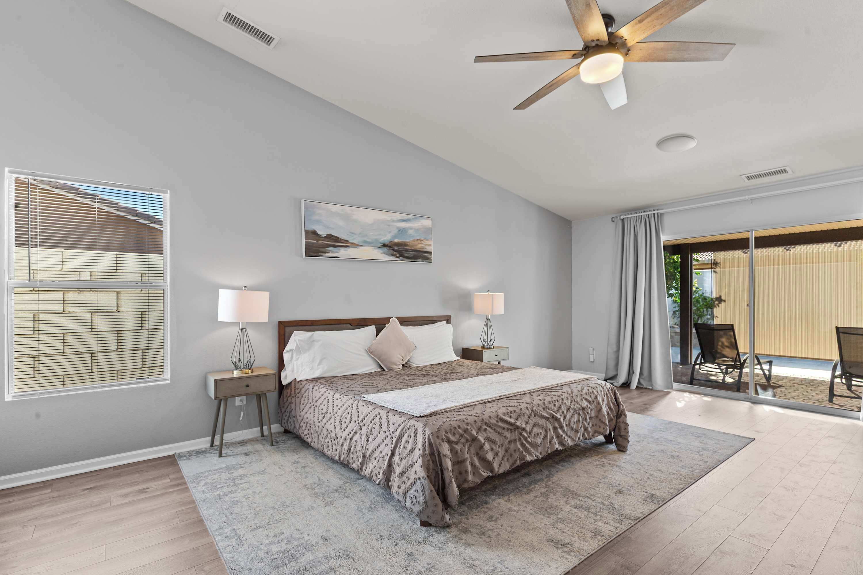 5 habitaciones, tabla de planchar con plancha, wifi y ropa de cama 