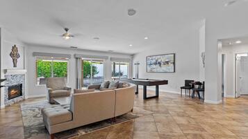 Televisión, estéreo y oficina