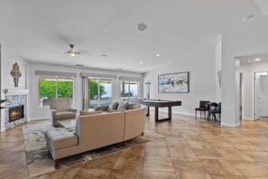 Télévision, chaîne hi-fi, espaces bureaux