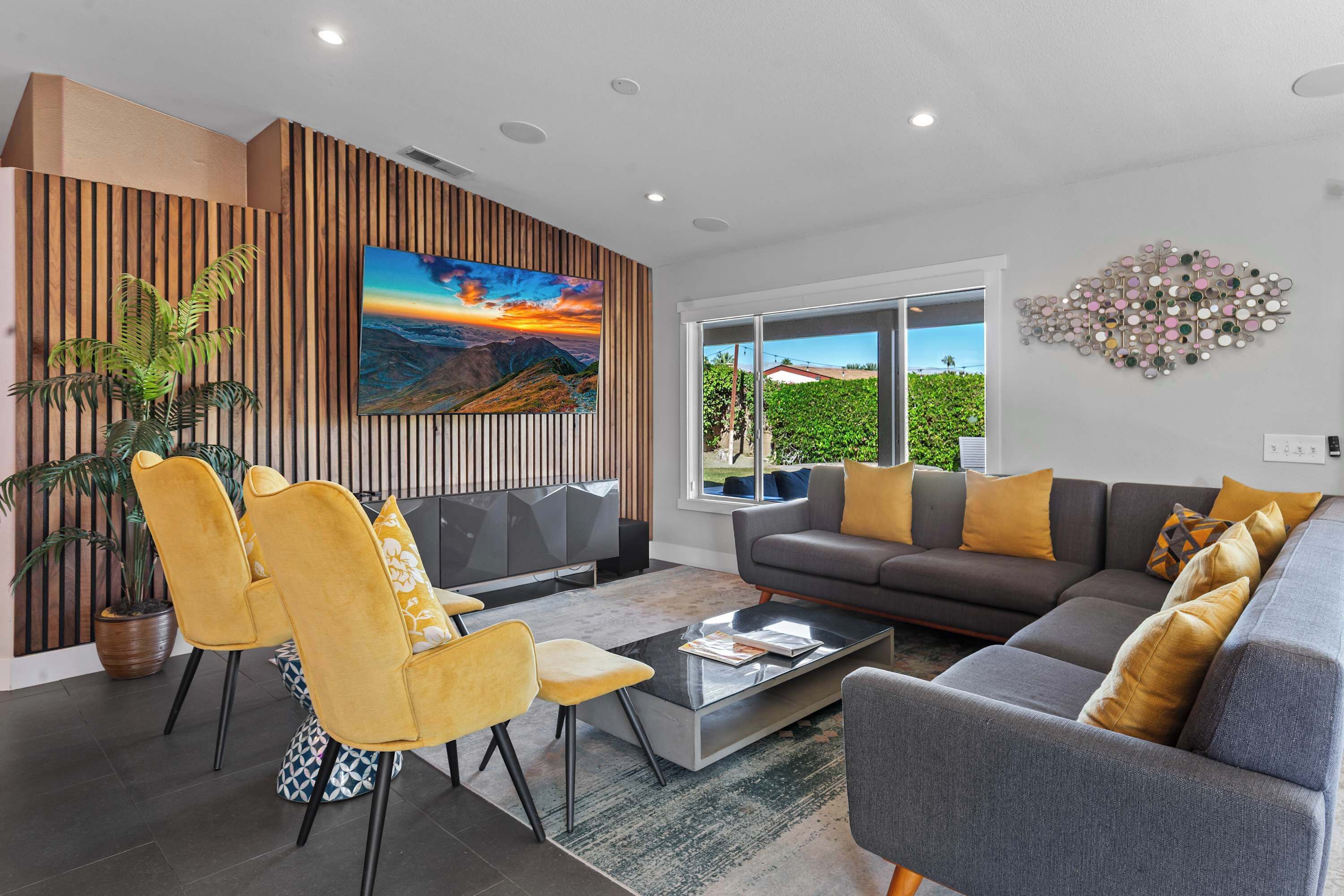 Televisión y oficina 