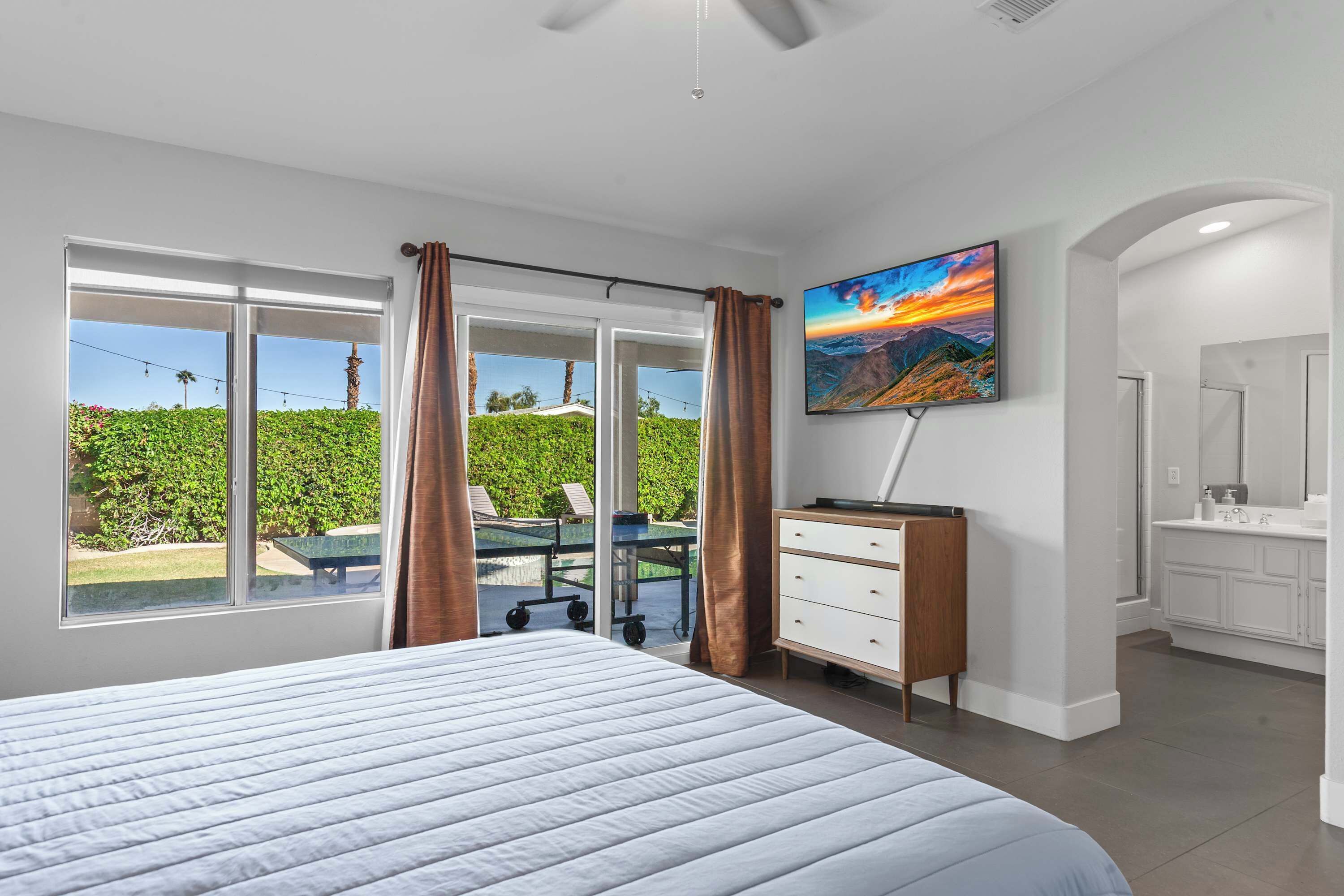 4 habitaciones, escritorio, tabla de planchar con plancha y wifi 