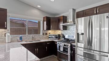 Peti sejuk, ketuhar gelombang mikro, ketuhar, dapur