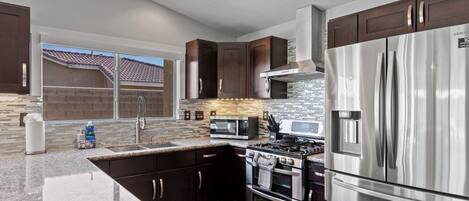 Refrigerador, microondas, horno, placa de cocina