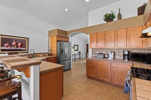 Réfrigérateur, micro-ondes, four, plaque de cuisson