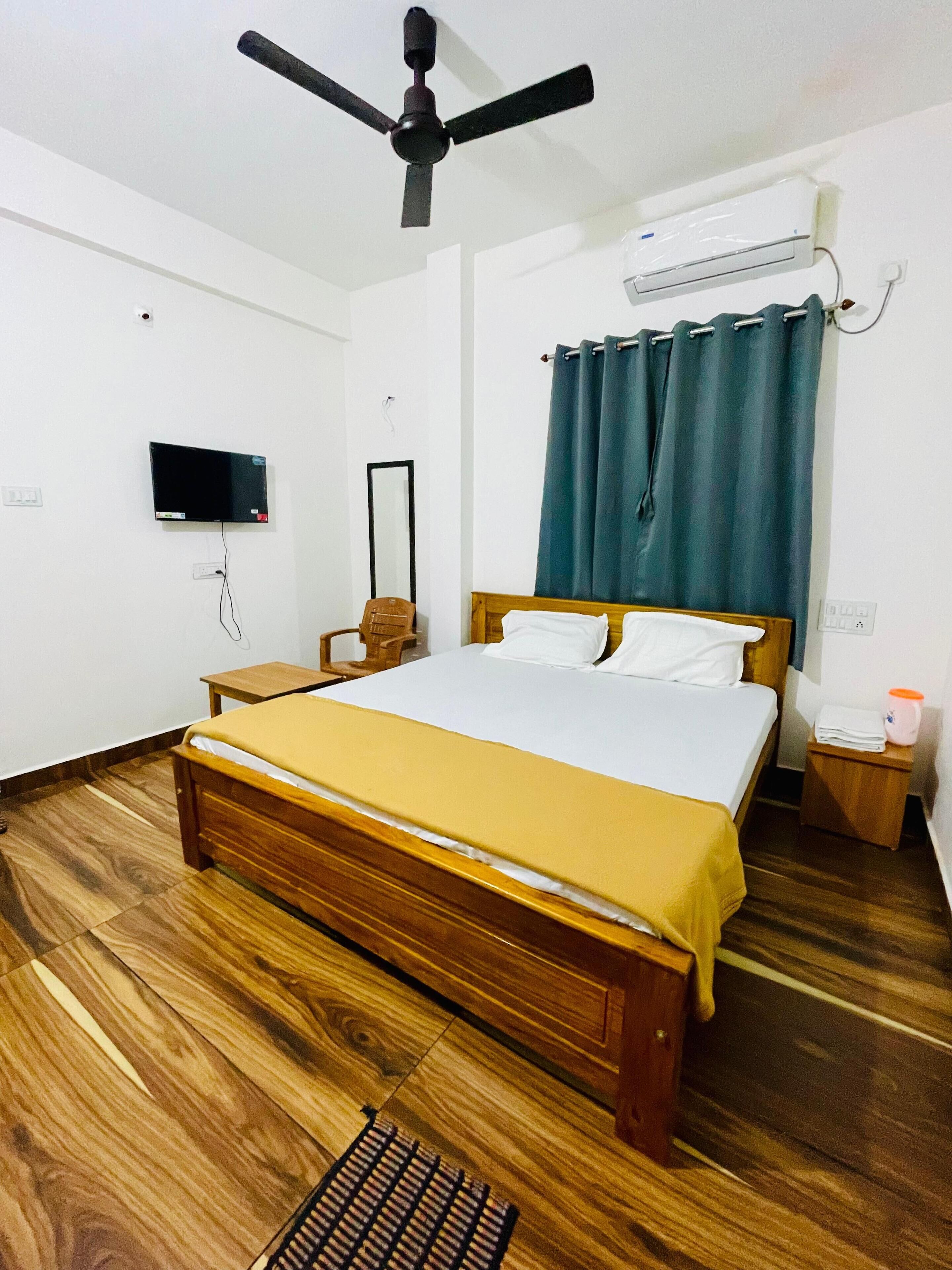 Family Room | Desk, free WiFi