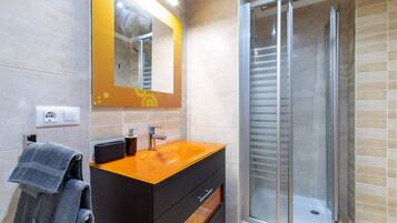 Douche, sĂšche-cheveux, serviettes fournies