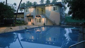 Vista frontal de la propiedad