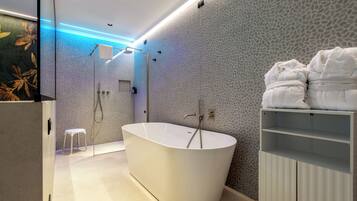 Suite Deluxe, balcone | Bagno | Doccia, asciugacapelli, asciugamani, sapone