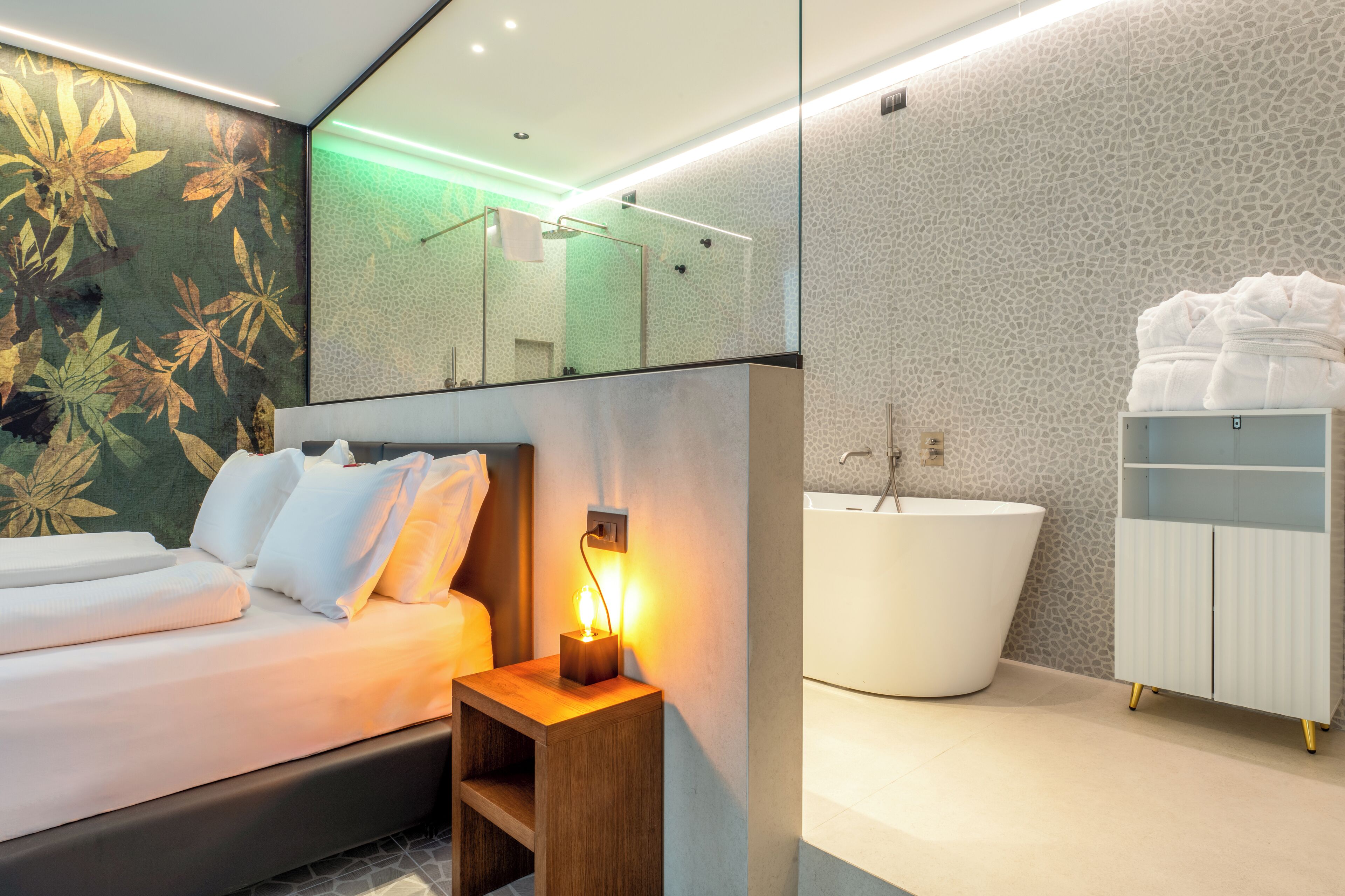 Suite Deluxe, balcone | Minibar, una cassaforte in camera, ferro/asse da stiro, Wi-Fi gratuito