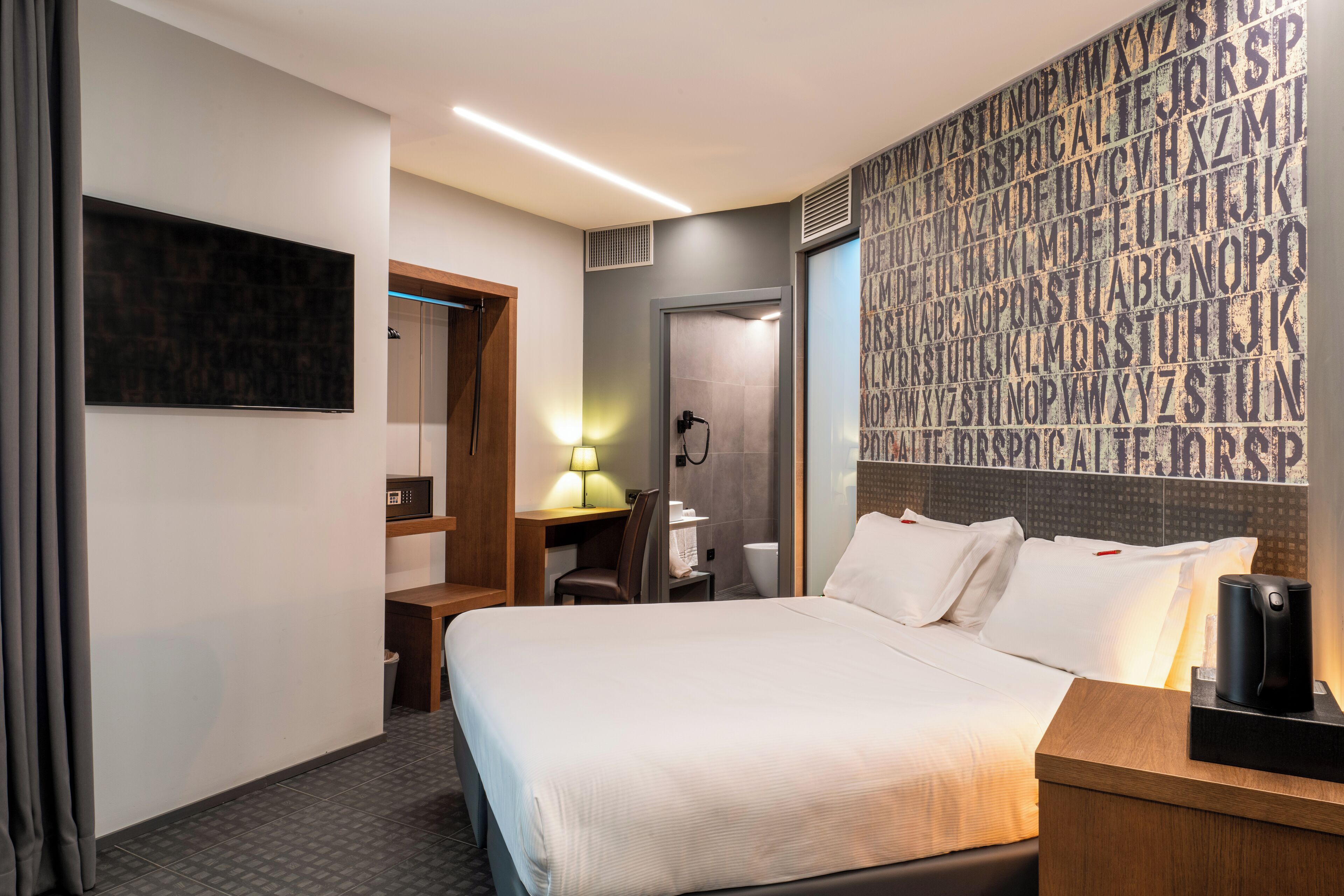 迷你吧、客房内保险箱、熨斗/熨板、免费 WiFi