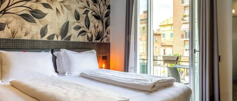 Junior suite, balkon | Een minibar, een kluis op de kamer, een strijkplank/strijkijzer