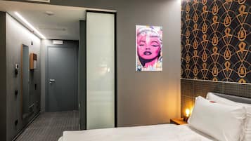 Minibar y caja de seguridad en la habitación