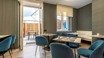 TĂ€gliches inbegriffenes FrĂŒhstĂŒcksbuffet