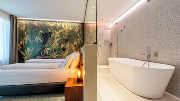 Suite Deluxe, balcone | Bagno | Doccia, asciugacapelli, asciugamani, sapone