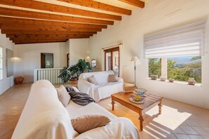 Televisie en een open haard