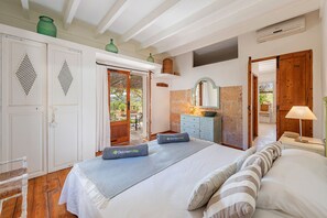 2 slaapkamers, een strijkplank/strijkijzer, gratis wifi, beddengoed