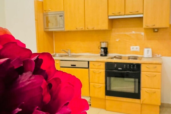 Frigorífico, horno, placa de cocina y cafetera o tetera