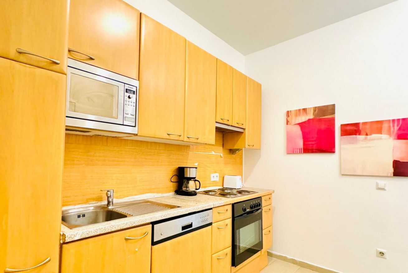 Fridge, oven, stovetop, coffee/tea maker