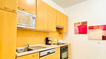 Fridge, oven, stovetop, coffee/tea maker