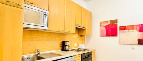 Fridge, oven, stovetop, coffee/tea maker