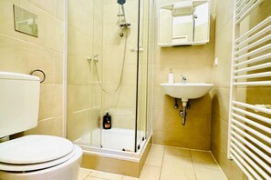 Dusche, Haartrockner, Handtücher, Seife