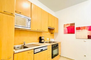 Refrigerador, horno, placa de cocina, cafetera/tetera