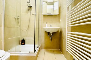 Shower, hair dryer, towels, soap - Stylish Studio | Steps from Augarten Park (Vienna)