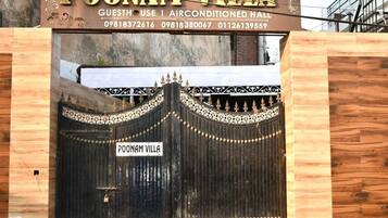 Vista frontal de la propiedad