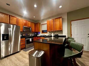 Kjøleskap, mikrobølgeovn, ovn og kokeplater