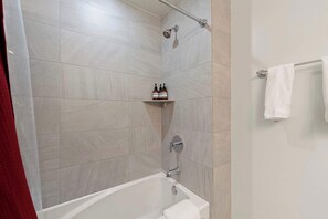 Douche, séchoir à cheveux, serviettes fournies