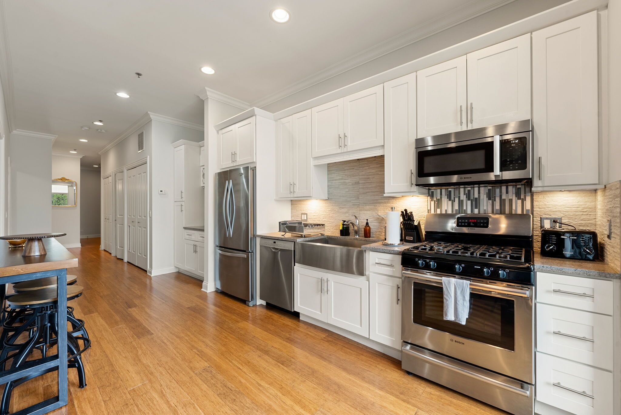 Kühlschrank, Mikrowelle, Ofen, Herdplatte