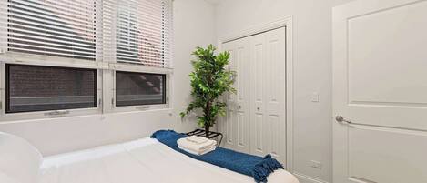 Escritorio, tabla de planchar con plancha, wifi y ropa de cama