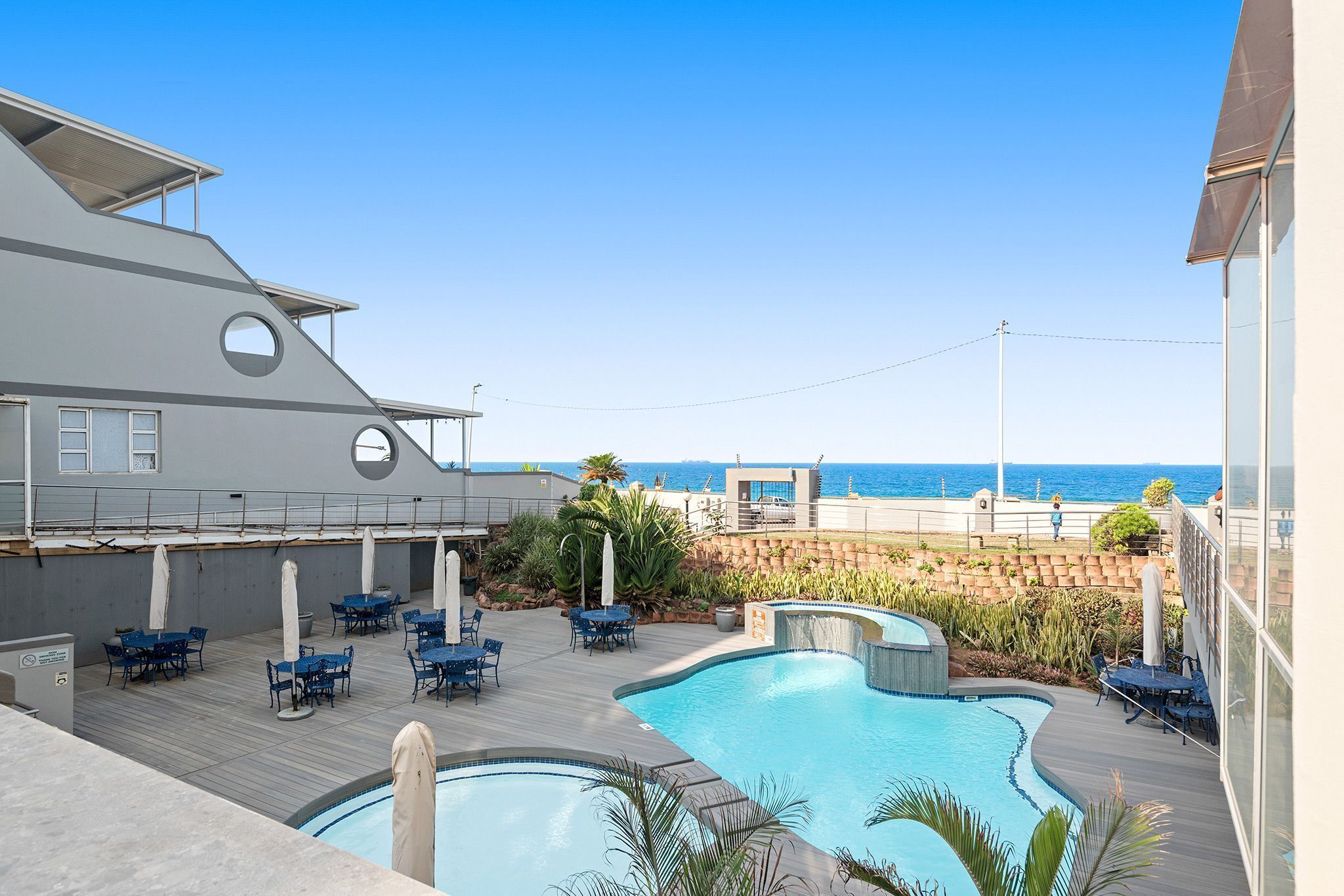 อพาร์ท  เมนท์ (3 Bedrooms) | ด้านหน้าที่พัก