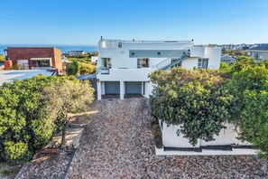 House (6 Bedrooms) | Interior