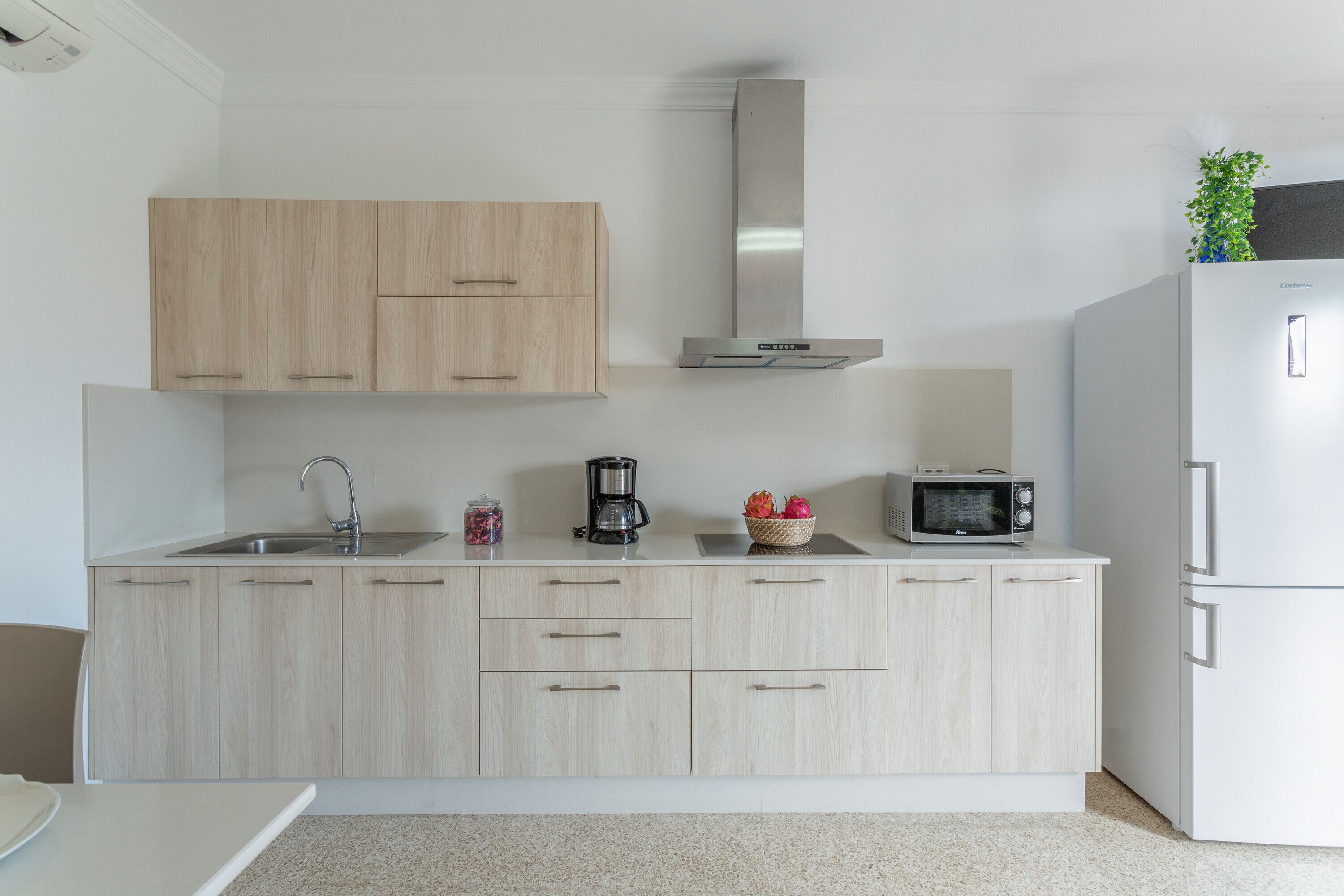 Réfrigérateur, micro-ondes, plaque de cuisson, cafetière/bouilloire