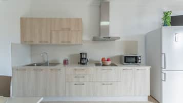 Een koelkast, een magnetron, een kookplaat