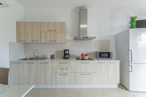 Kühlschrank, Mikrowelle, Herdplatte, Wasserkocher mit Kaffee-/Teezubehör