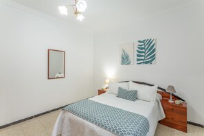 1 habitación, tabla de planchar con plancha, wifi y ropa de cama 