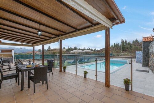 Casa Vacacional 'Vivienda 1' con Vista a la Montaña, Piscina Compartida y Terraza Privada