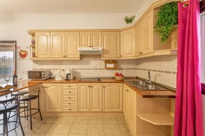 Frigorífico, microondas, placa de cocina y cafetera o tetera