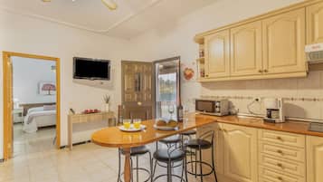 Køleskab, mikrobølgeovn, kogeplade, kaffe-/temaskine