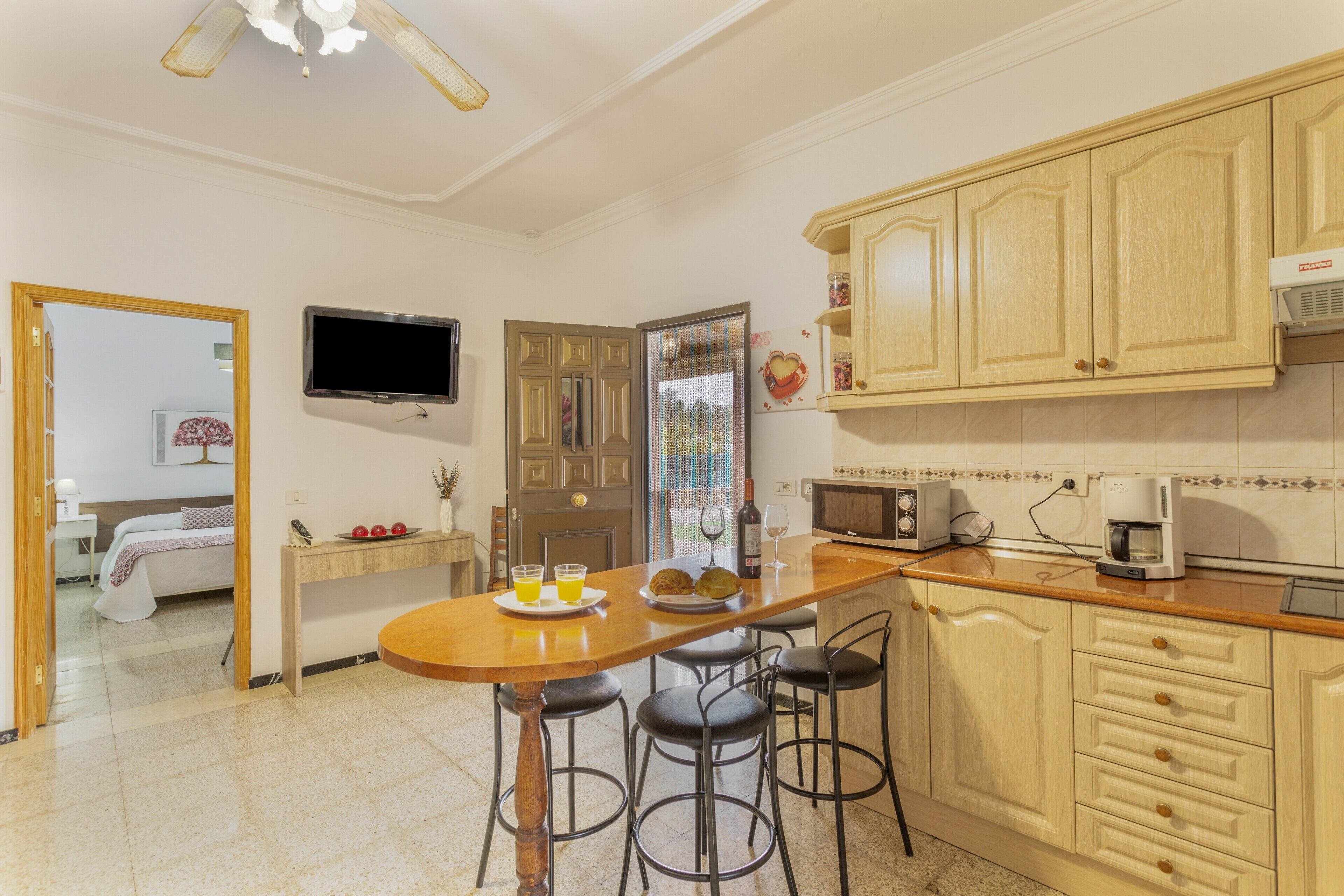 Refrigerador, microondas, parrilla de estufa y cafetera y tetera 