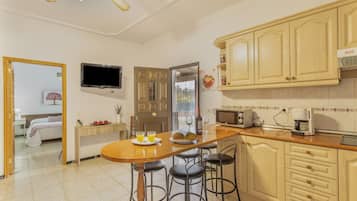 Refrigerador, microondas, parrilla de estufa y cafetera y tetera