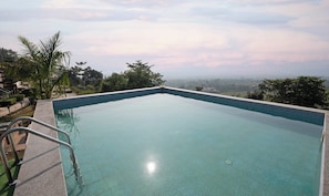 Outdoor pool - Treebo Samsara Resort and Spa (Kaladhungi)