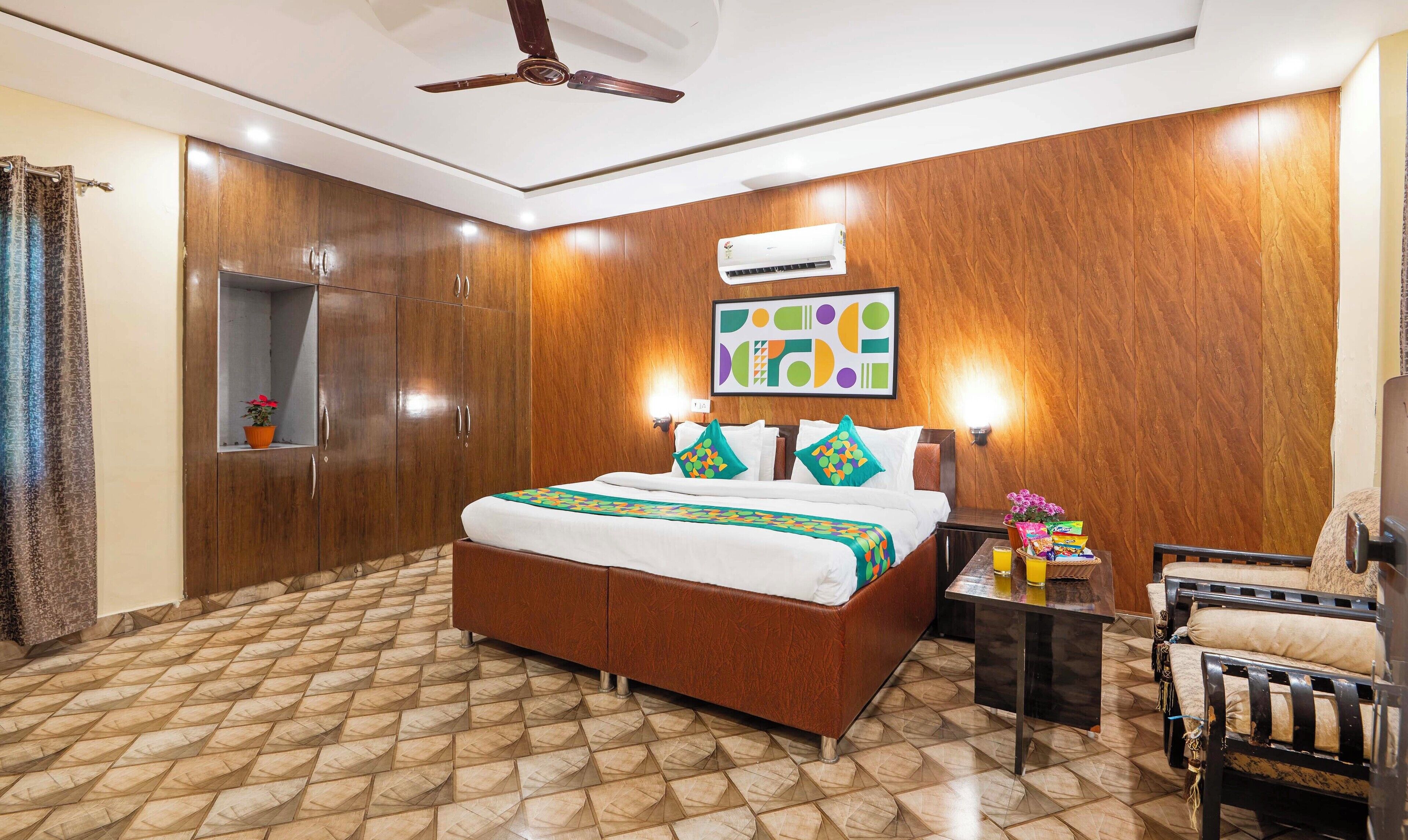 Deluxe-dobbeltværelse | Skrivebord, strygejern/strygebræt